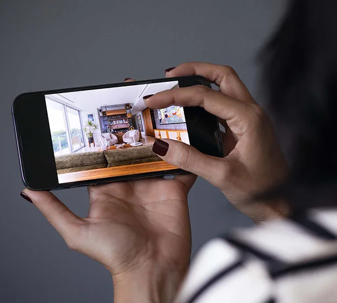 Foto de un celular en mano foto de una sala