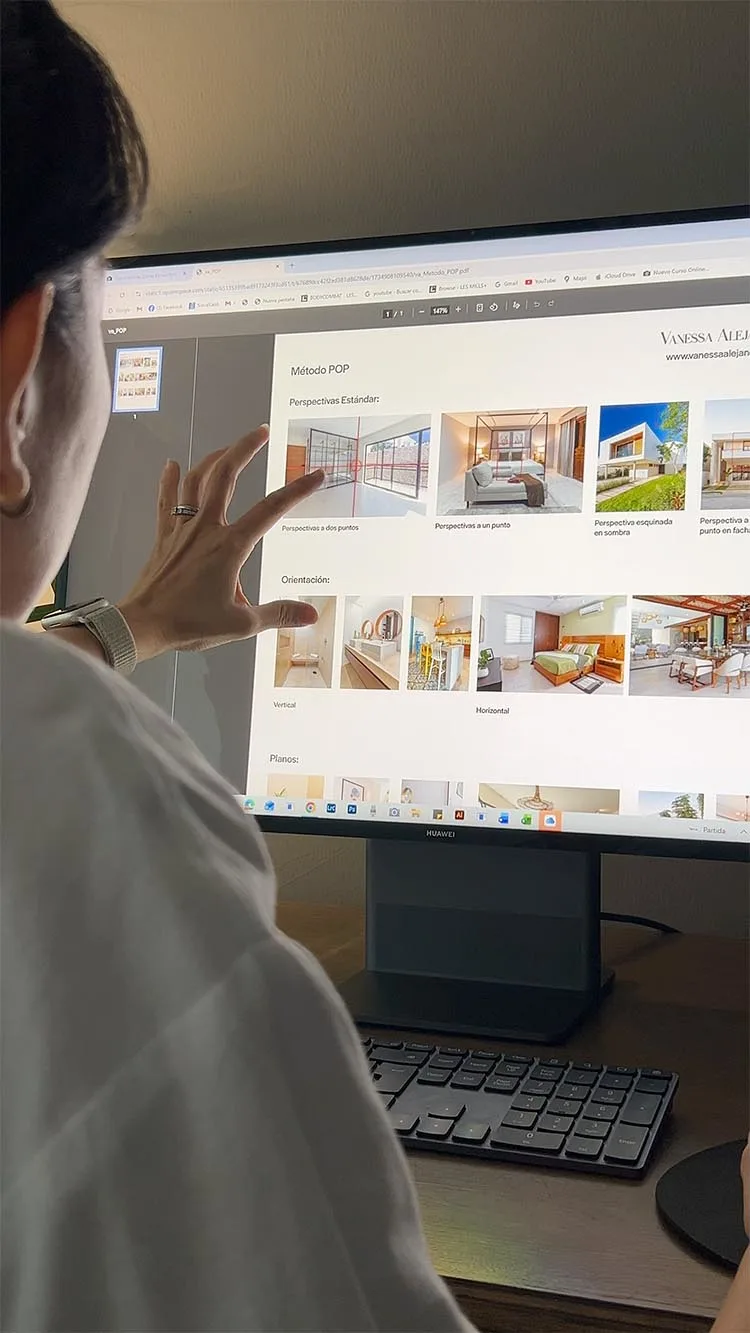 Fotografía que muestra a una persona realizando el curso en línea.