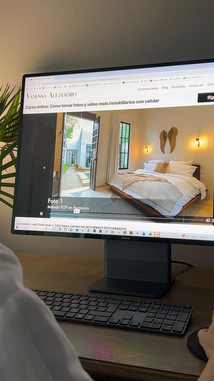 Foto que muestra impartiendo el curso.